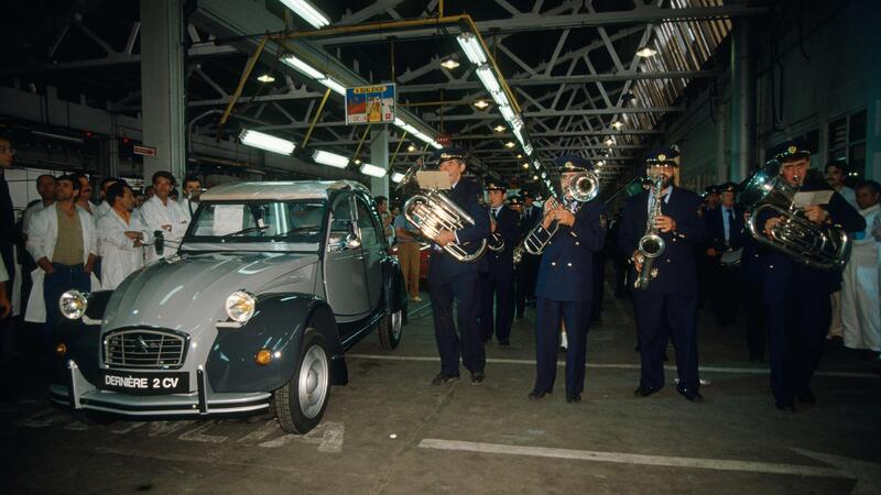 Citroen 2CV, 30 anni fa usciva di produzione la francese pi&ugrave; amata