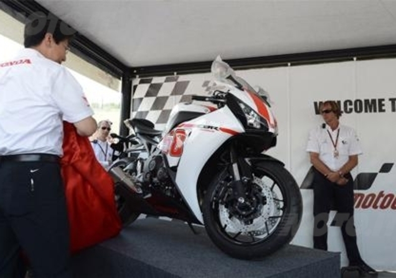 Ezpeleta si aggiudica la Honda CBR1000RR dedicata al Sic