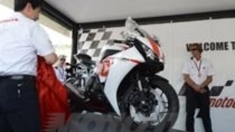 Ezpeleta si aggiudica la Honda CBR1000RR dedicata al Sic