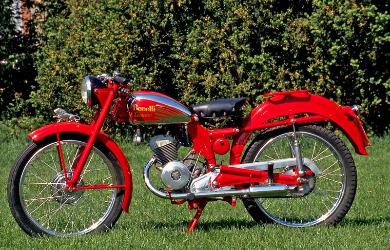 Per diversi anni il Benelli Leoncino 125 &egrave; stato uno dei maggiori protagonisti della scena motociclistica italiana. Semplice e robusto, era in grado di fornire ottime prestazioni nella versione da competizione. Il suo motore monocilindrico a due tempi aveva un alesaggio di 52 mm e una corsa di 58 mm. Le molle della sospensione posteriore sono collocate nei bracci del forcellone