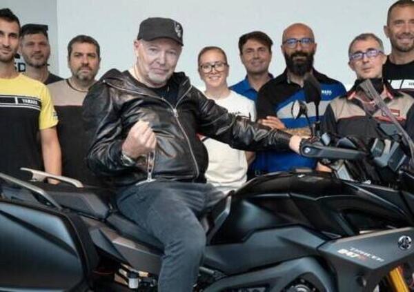 Negazionsiti Covid, Vasco Rossi in sorpasso in sella alla sua Yamaha