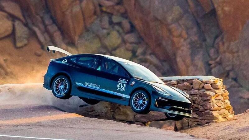 Tesla Model 3: che botto all&rsquo;esordio nella Pikes Peak! [VIDEO e FOTO]