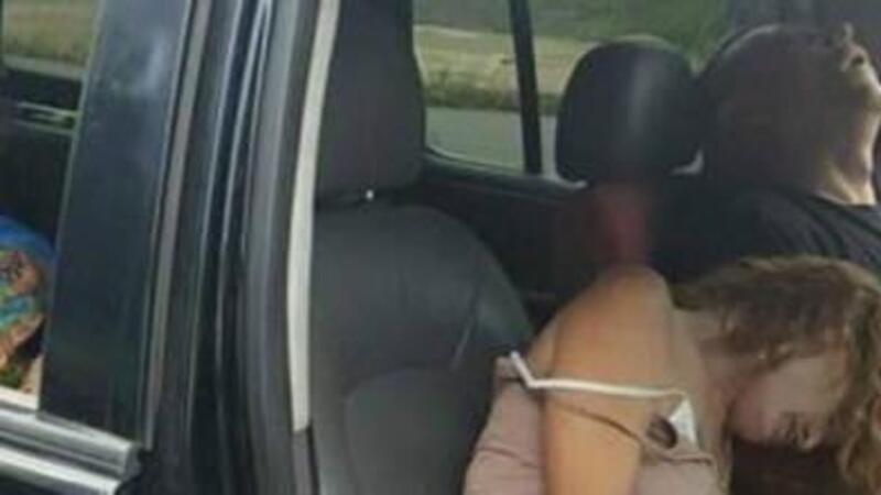 Genitori in overdose in macchina e figlio piccolo seduto sul seggiolino salvato dalla polizia [FOTO]