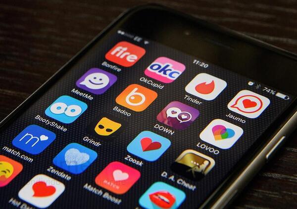 Se hai un iPhone, su Tinder rimorchi di pi&ugrave;. Lo dice la scienza
