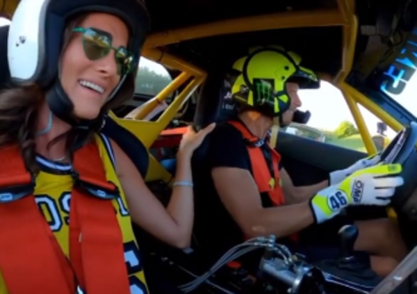 Valentino Rossi e Francesca driftano con la Corvette sulla pista di babbo Graziano  [VIDEO]