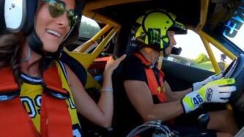 Valentino Rossi &quot;spaventa&quot; con il drifting la sua Francesca [VIDEO]