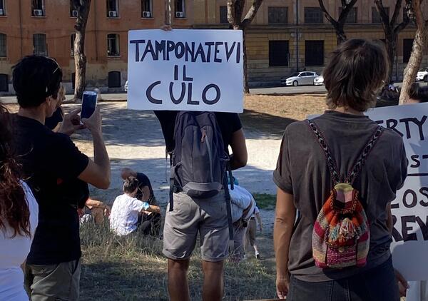 I negazionisti del Covid in piazza a Roma: quanto impegno per qualcosa che non esiste