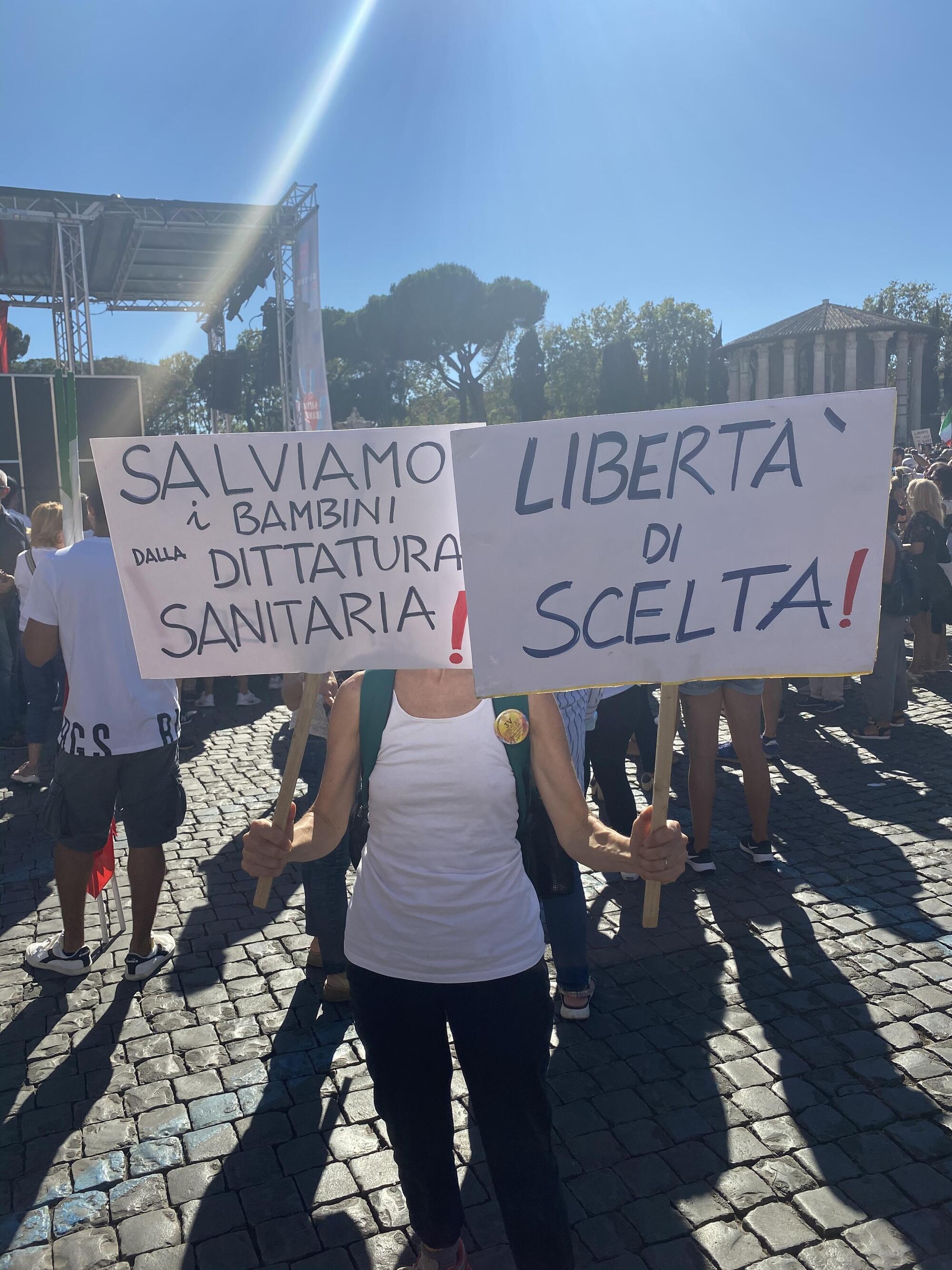 Manifestazione negazionisti covid roma bambini