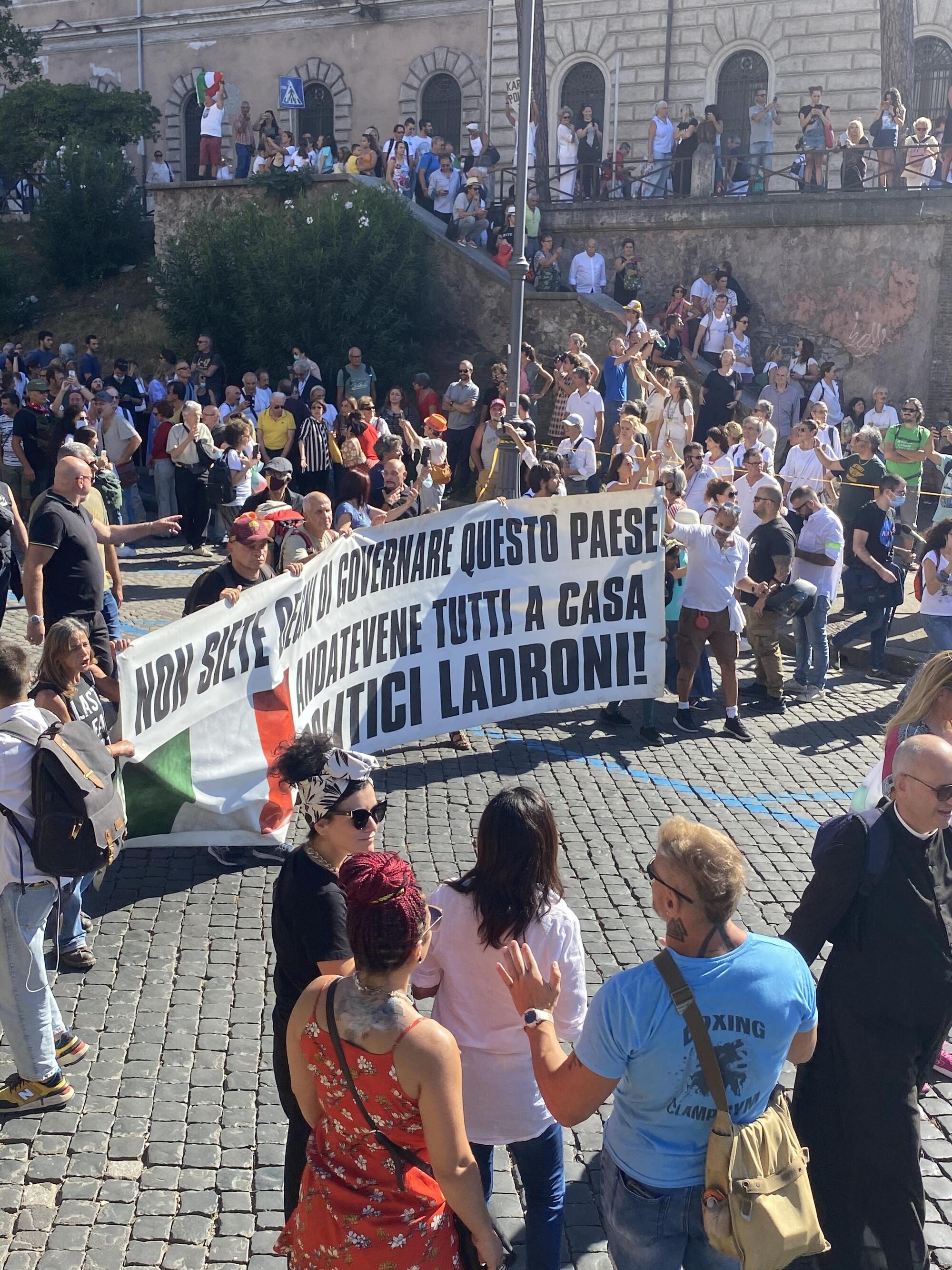 Manifestazione negazionisti covid roma striscione ladroni