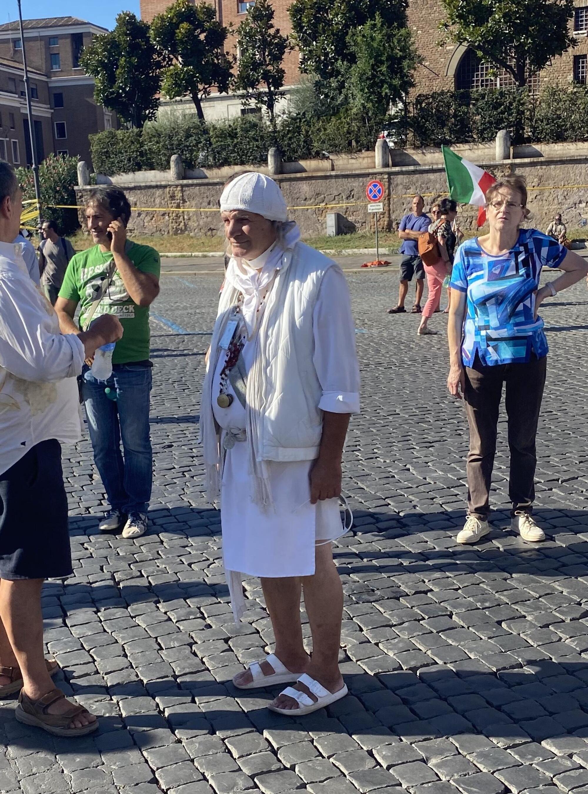 Manifestazione negazionisti covid roma signore vestito bianco
