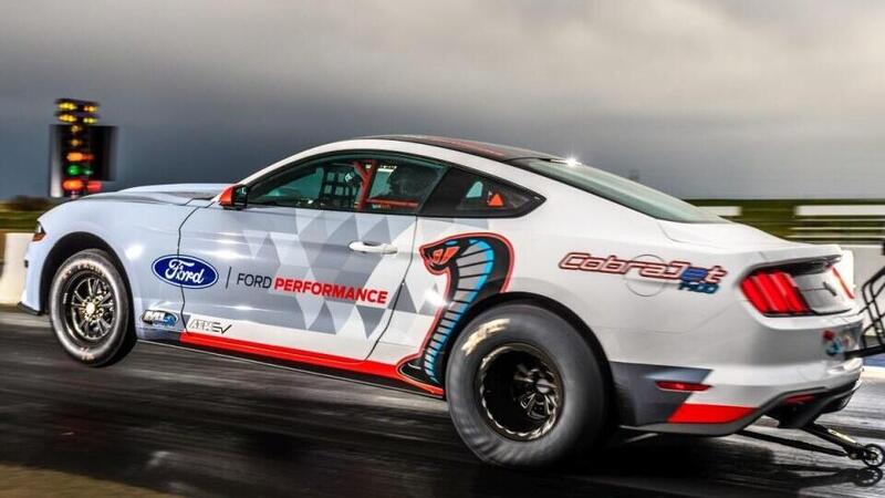 Record senza vittoria per la Ford Mustang elettrica: Mach-E 1400 cede di un soffio al mitico V8 [Drag race]