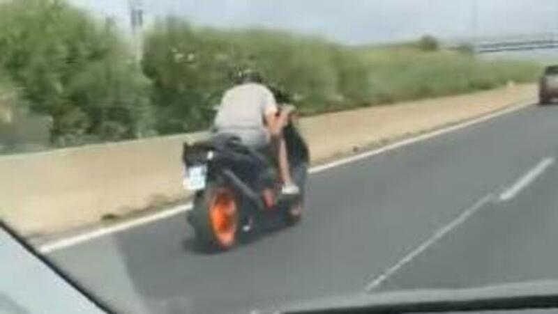 Il sorpasso: T-Max a palla e T-Maxista in carena. Ma l&rsquo;automobilista smaschera la sceneggiata [VIDEO]