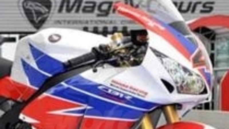 Honda CBR 1000 RR. A Magny Cours debuttano le grafiche 2013