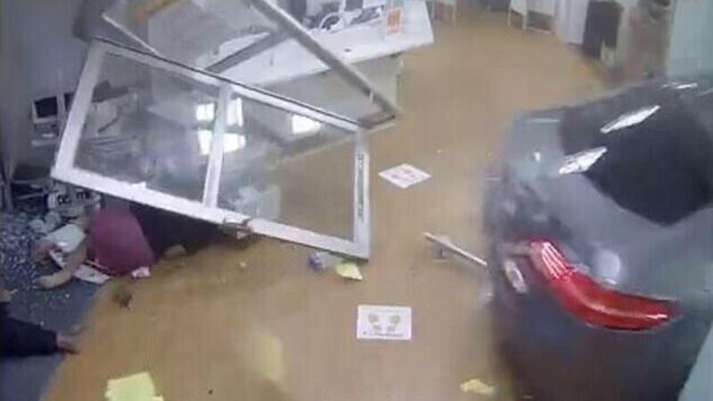 Incidente tra SUV fuori dal Pronto Soccorso: Mercedes &quot;vola&quot; in corsia e travolge tutto [video]