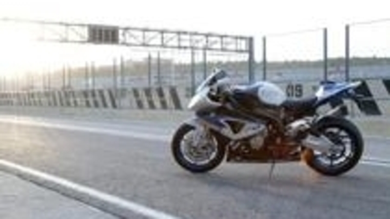 BMW HP4, nelle concessionarie a dicembre