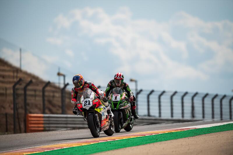 Rinaldi davanti a Jonathan Rea