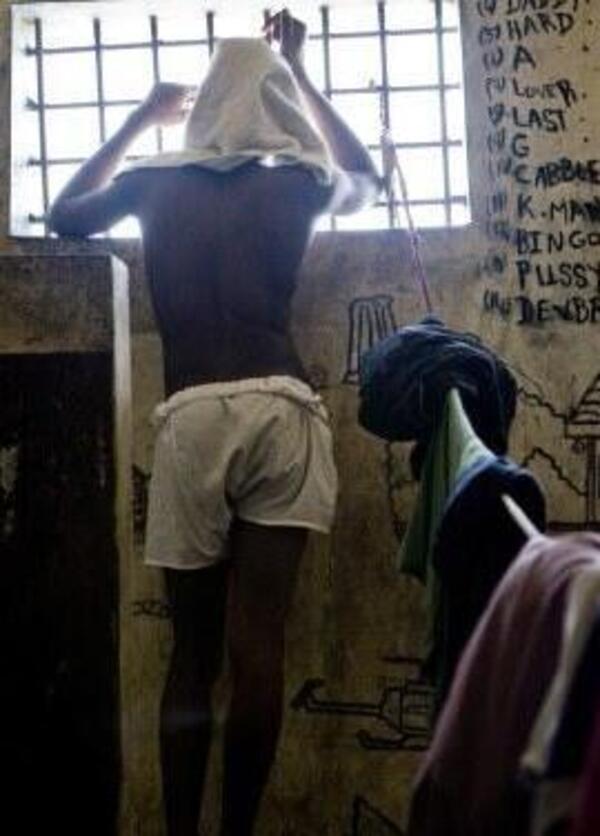 A 13 anni bestemmia: condannato a 10 anni di carcere. In Nigeria si pu&ograve; (anche senza legge)