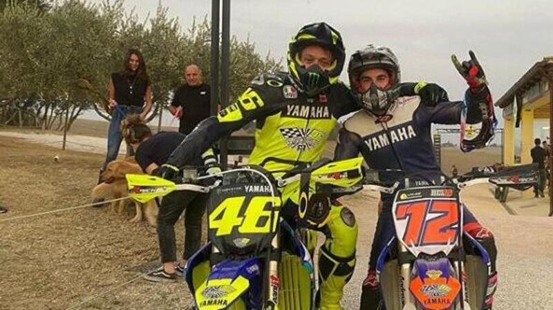 Maverick Vi&ntilde;ales al Ranch con Valentino Rossi... Sulla moto di Marco Bezzecchi!