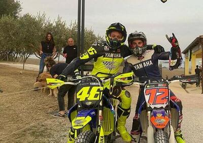 Maverick Viñales al Ranch con Valentino Rossi... Sulla moto di Marco Bezzecchi!