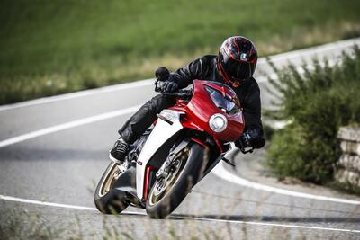 MV Agusta Superveloce 800 test. Paradosso temporale