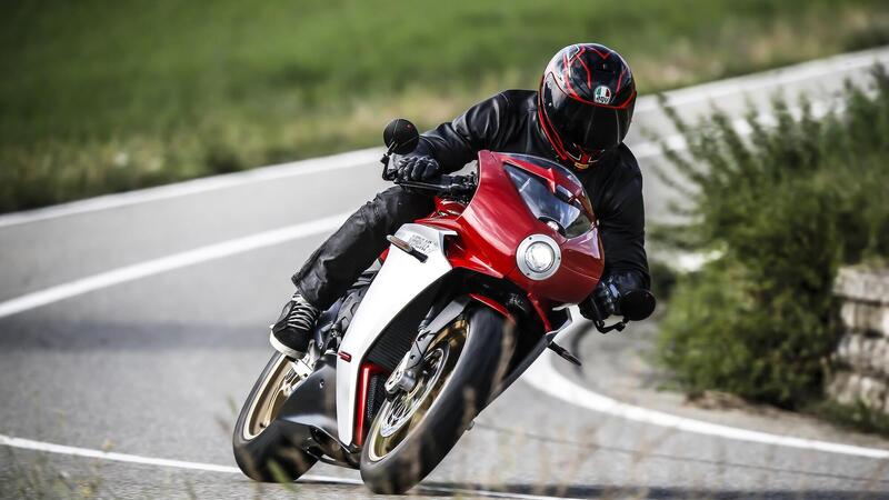 MV Agusta Superveloce 800 test. Paradosso temporale