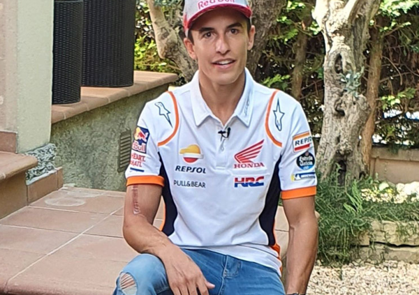 Marc Marquez sar&agrave; domenica  a Barcellona per il GP di Catalunya. E, intanto, mostra la grande cicatrice