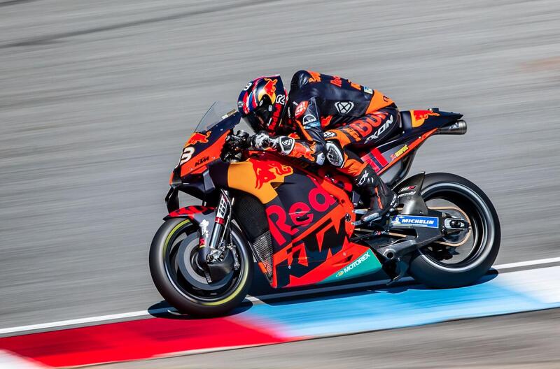 Le MotoGP, come la splendida KTM di Binder qui fotografata in piena azione, sono in grado di fornire prestazioni straordinarie. Le potenze sono dell&rsquo;ordine di 265 CV o poco pi&ugrave; e i regimi di rotazione possono anche superare i 16.500 giri/min