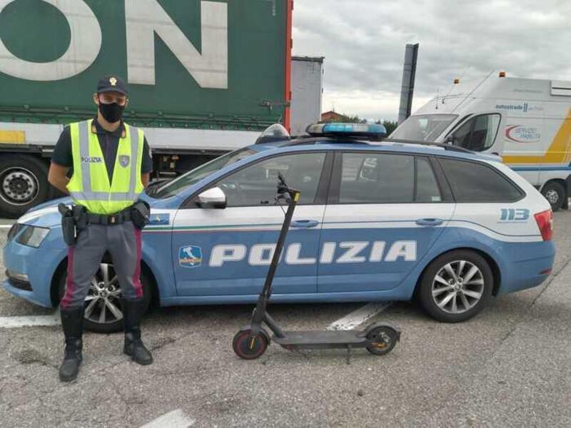 In autostrada (A14) col monopattino: casello e via per 10 Km [poi multato dalla Polizia]