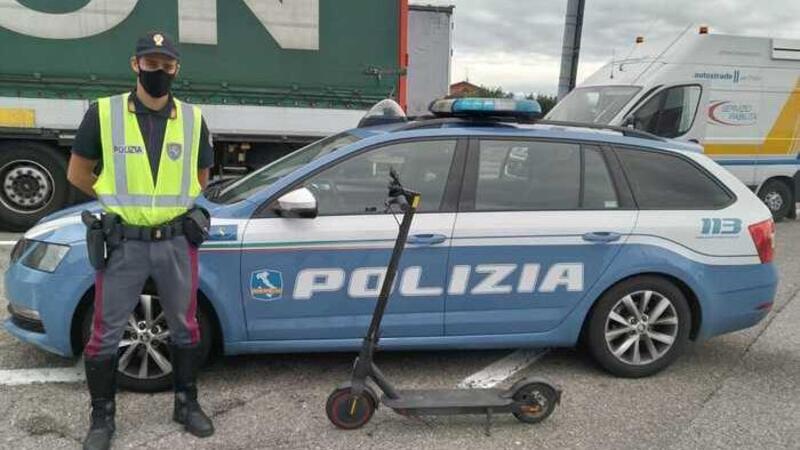 In autostrada (A14) col monopattino: casello e via per 10 Km [poi multato dalla Polizia]