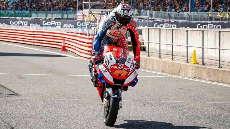 Quasi 5.000 &euro; per la visiera di Quartararo messa all'asta da Miller