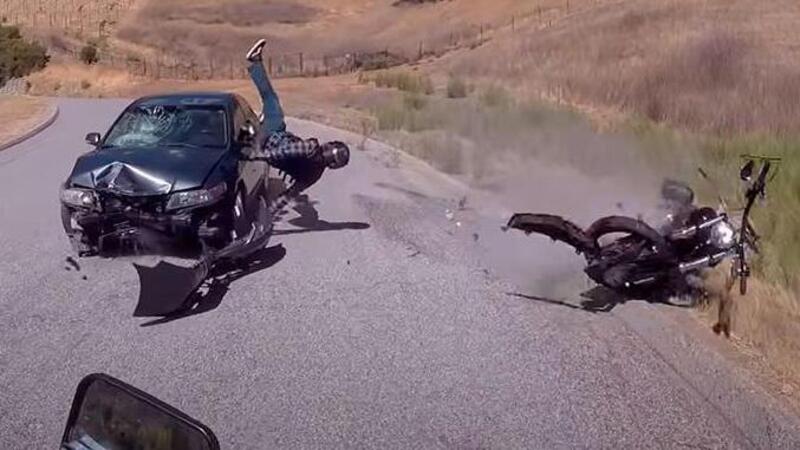 L&#039;auto invade la corsia e travolge la sua moto: harleysta miracolato dopo il volo [VIDEO CHOC]