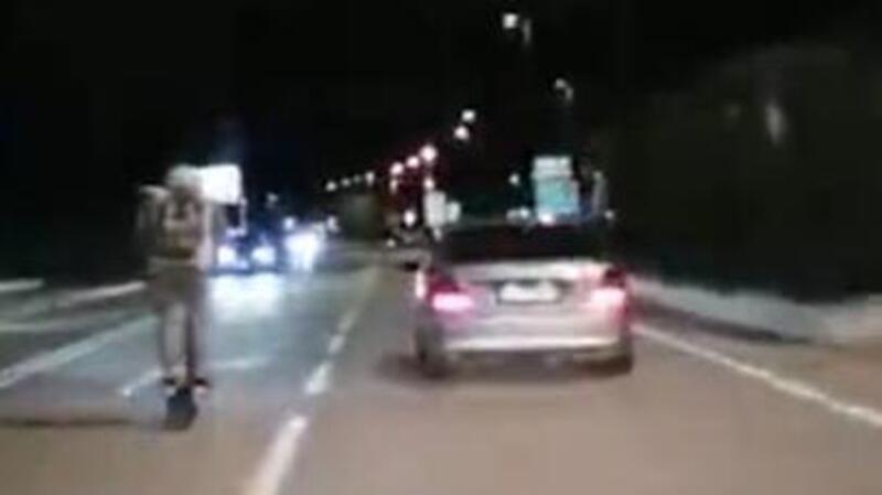 Col monopattino a 90 km/h, in sorpasso, di notte e su strada aperta al traffico! [VIDEO CHOC]