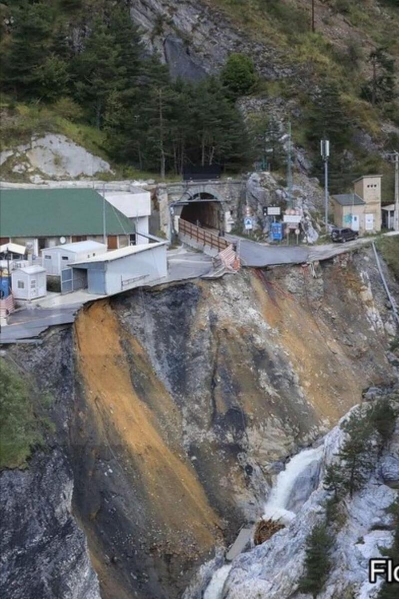 Maltempo, crolla la strada oltre il tunnel di Tenda. A Limone viabilit&agrave; devastata