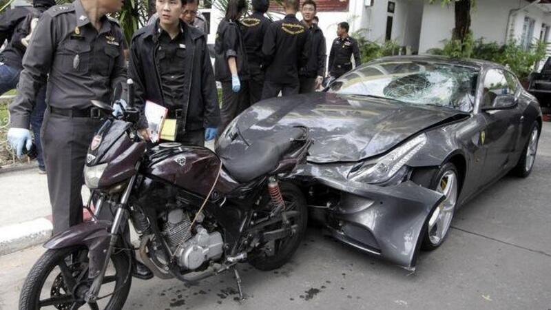 Nota rossa per il rampollo Red Bull in Thailandia: morto agente investito dalla sua Ferrari