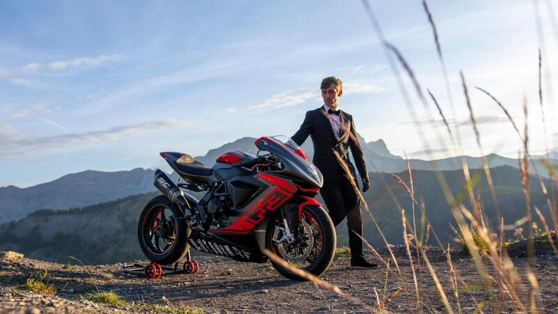 Mr. Nogues veste i panni di 007 per il ritorno del riding estremo di MV Agusta