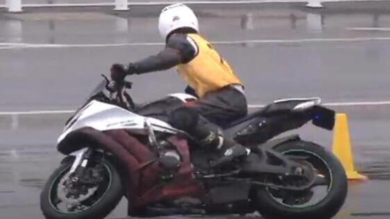 La gymkana con la Kawasaki ZX1000: in Giappone anche sotto la pioggia [VIDEO]