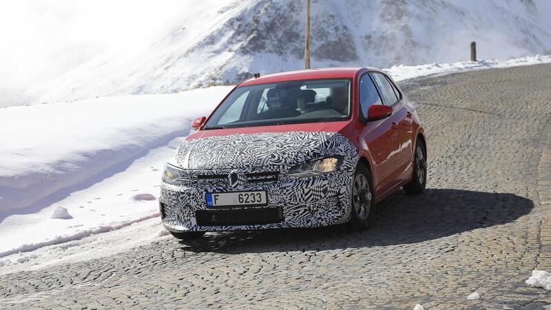 Nuova Skoda Fabia, il muletto si traveste da Volkswagen Polo 