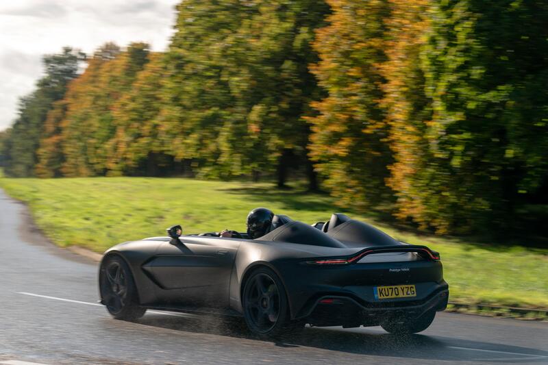 Aston Martin V12 Speedster, il prototipo nero opaco &egrave; degno di Batman