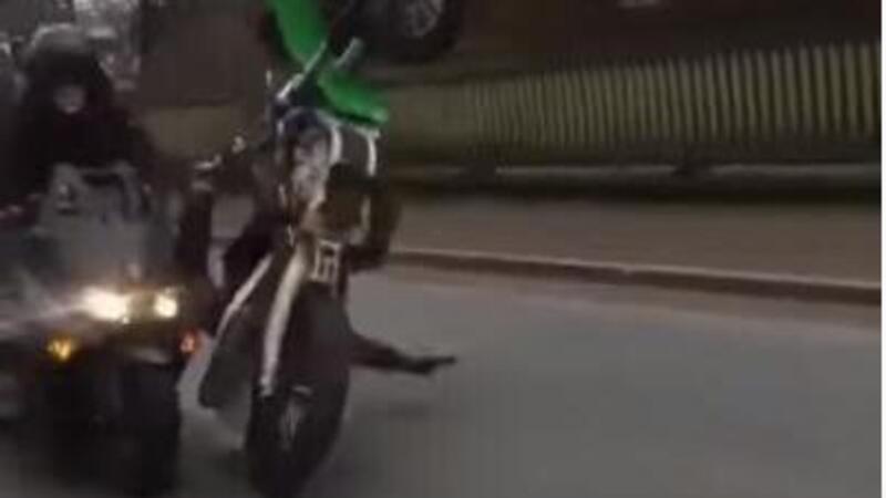 T-Maxista vs crossista: nella gara di impennate vince il T-Max&hellip; Per KO [VIDEO VIRALE]