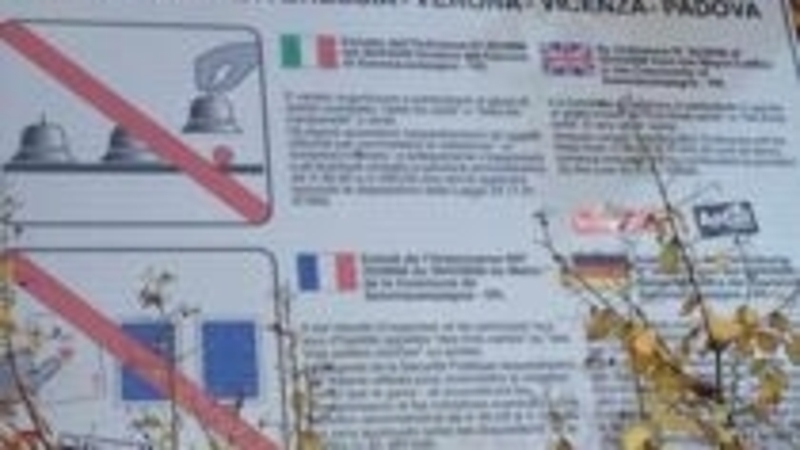 Cartelli stradali: cose pazze dall'Italia  