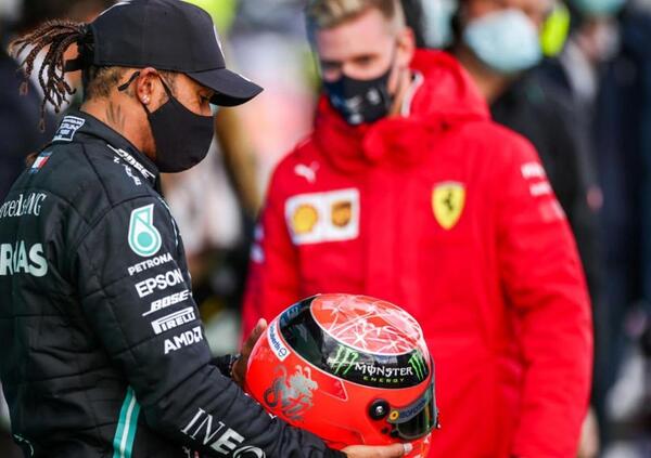 Chi siamo noi per dire che Hamilton non si merita il casco di Schumacher? 
