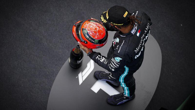 Il casco di Schumacher regalato ad Hamilton in livrea Mercedes... | Quando si perde un&#039;occasione...