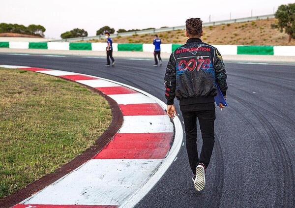Forse ha ragione Valentino Rossi: Jorge Lorenzo deve smetterla di fare il tester per apparire su Instagram