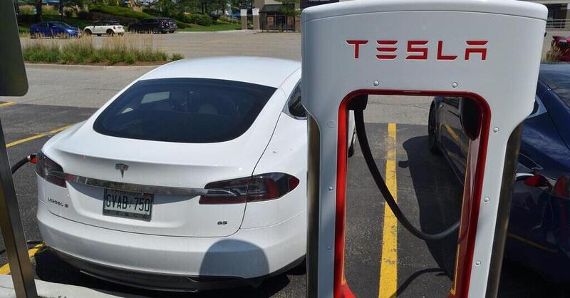 Quanto costa la ricarica Tesla? Non &egrave; pi&ugrave; gratis: 31 cent/kWh [multa se si occupa il posto oltre 5 minuti]