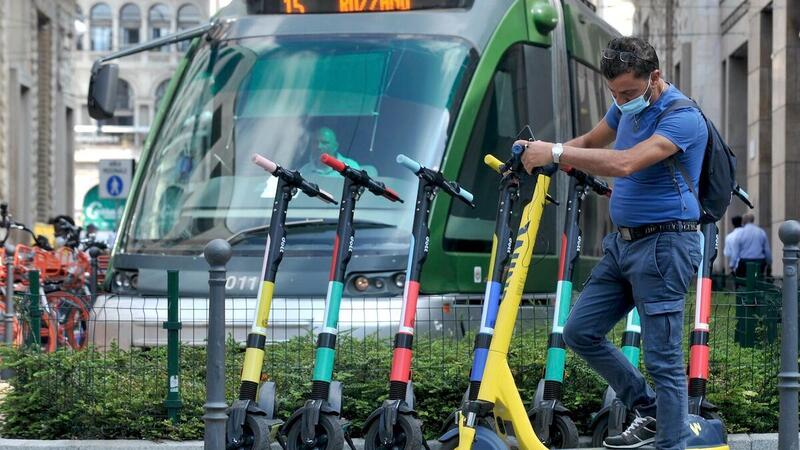 Milano. Scatta la rimozione per monopattini e bici in sosta vietata