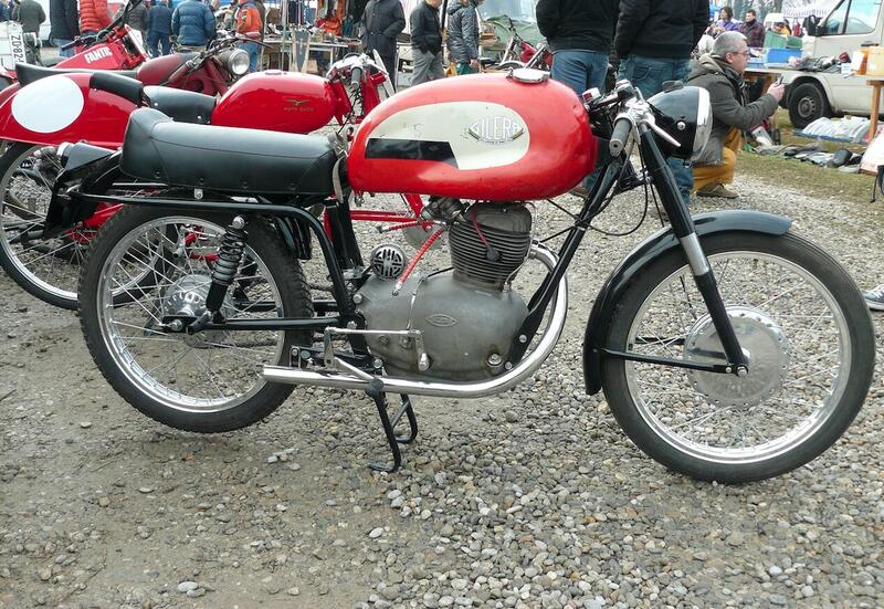 Si presenta un po&rsquo; male ma &egrave; roba per intenditori questo esemplare di Gilera &ldquo;Dimostrazione&rdquo;, fotografato un paio di anni fa al mercatino di Novegro. Si pu&ograve; chiaramente osservare il condotto di aspirazione fortemente inclinato verso l&rsquo;alto