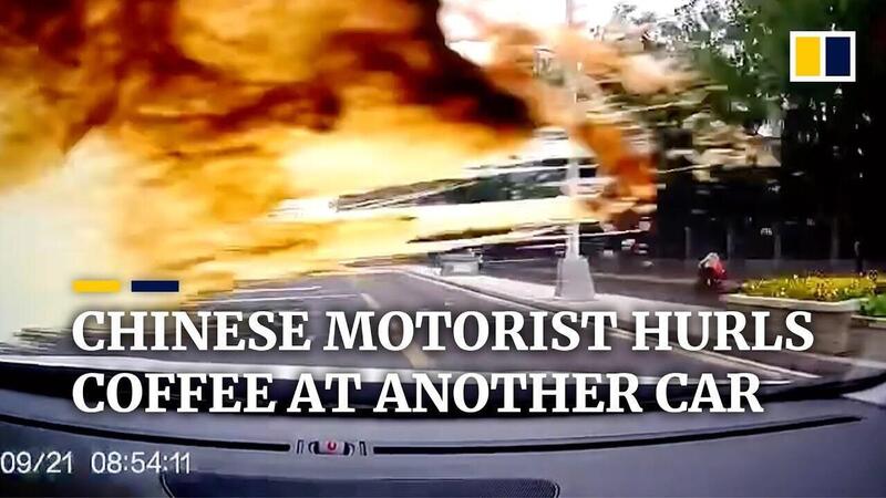 Meglio che al cinema, Rissa tra auto in Cina: lancio di caff&egrave; dal finestrino [poi si scusa]