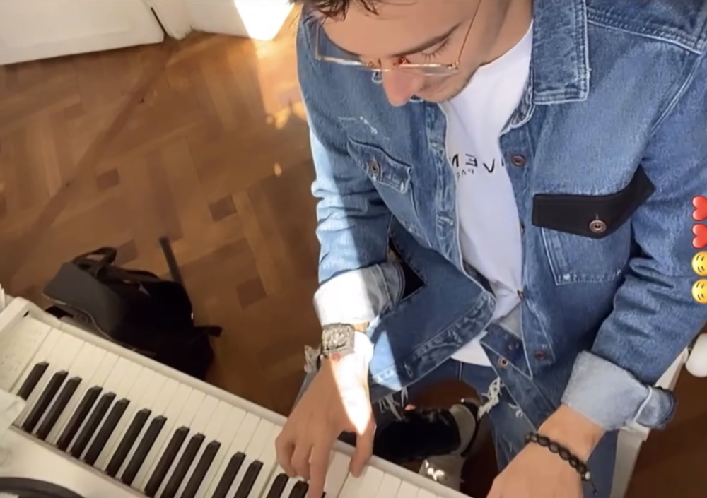 Il video di Charles Leclerc al pianoforte vi far&agrave; innamorare di lui ancora di pi&ugrave; 
