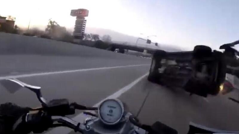 Moto crash: il suv si ribalta e il motociclista incolpevole ci rimette [VIDEO VIRALE]