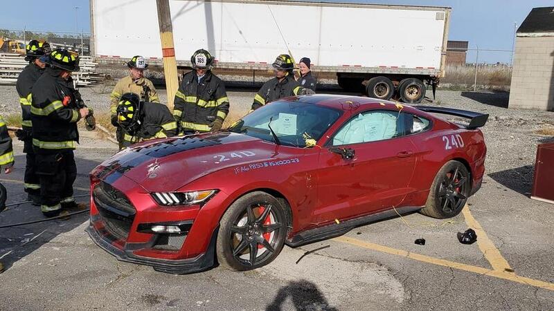 Una Ford Mustang Shelby GT 500 &quot;perfetta&quot; fatta a fette dai Vigili del Fuoco. Ecco perch&egrave;